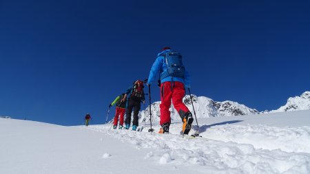 Skitourengruppe von hinten im Aufstieg