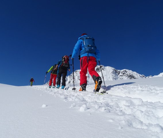 Skitourengruppe von hinten im Aufstieg