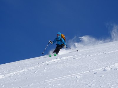 Abfahrt im Pulverschnee vom Storhaugen, Hausberg von Djupvik