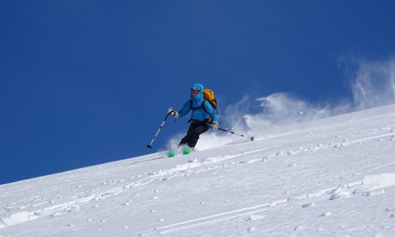 Abfahrt im Pulverschnee vom Storhaugen, Hausberg von Djupvik