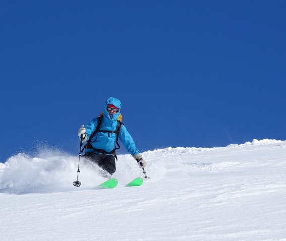 Tiefschneetraining auf der Zugspitze, damit es auf der nächsten Skitour mit der Abfahrt besser klappt. Bei unseren Tiefschneekursen auf der Zugspitze und am Nebelhorn erlernst eine funktionale Skitechnik, die es dir ermöglich bei fast allen Schneearten kraftsparend abzufahren.