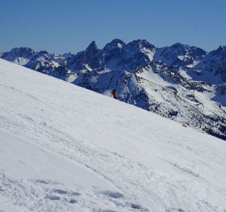 skifahrer, skihang, bergspitzen, blauer himmel