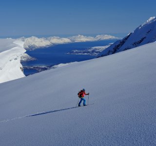 Jiehkkevarri, schneefläche, skitourengeher, fjord, berge