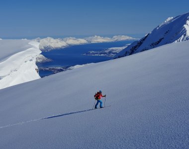 Jiehkkevarri, schneefläche, skitourengeher, fjord, berge