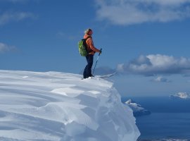 schneewaechte, skifahrer, meer, blauer himmel