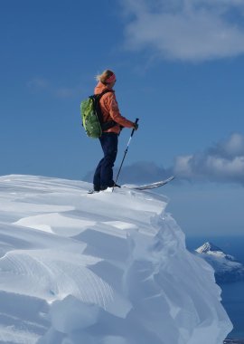 schneewaechte, skifahrer, meer, blauer himmel