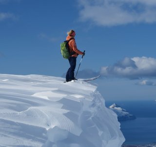 schneewaechte, skifahrer, meer, blauer himmel