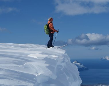 schneewaechte, skifahrer, meer, blauer himmel