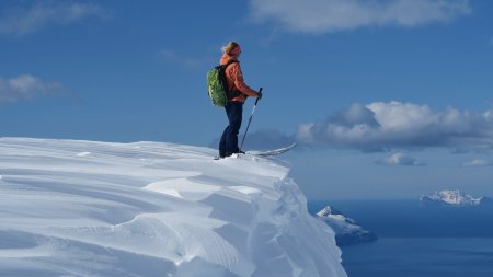 schneewaechte, skifahrer, meer, blauer himmel