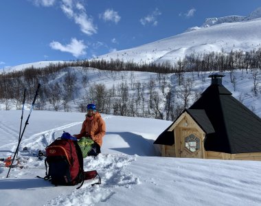skifahrer, rucksack im schnee, kleine holzhuette straucher, schneehaenge