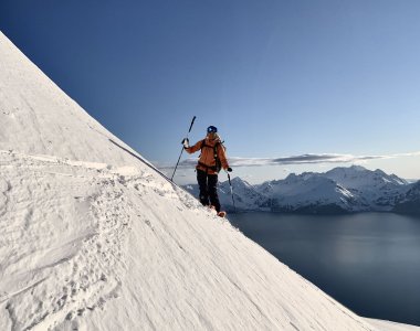 skifahrer, schneehang, meer, eine wolke am horizont