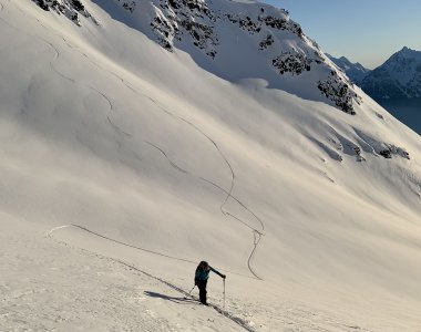 skitourengeher, schneeflanke, aufstieg, skispur, polarlicht