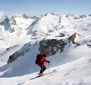 Berner Oberland Haute Route www.mountain-spirit.de Skitourengeher im Aufstieg zur Gaulihuette
