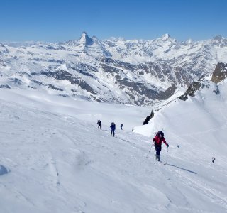 Gruppe im Aufstieg vor dem Matterhorn