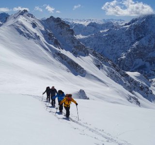 gruppe im aufstieg mit ski, valle maira