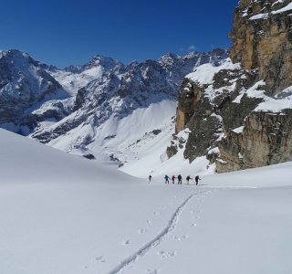 Skitouren in den Cottischen Alpen, Gruppe beim Aufstieg