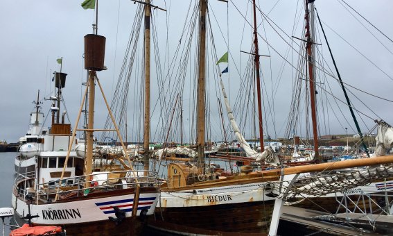 Segelschiffe im Hafen Grenivik