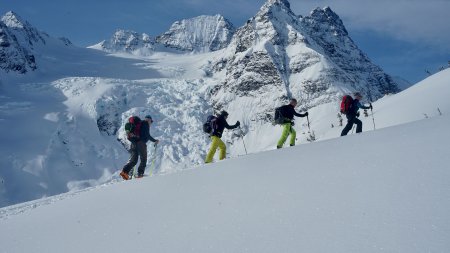 Skitouren in Kanada Skitourengruppe im Aufstieg in B.C. im Norden Kanadas.