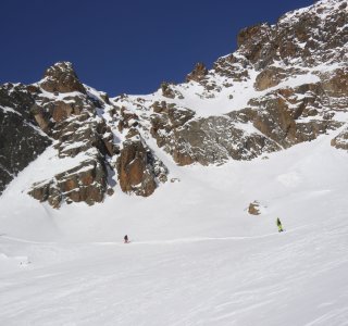 felswand, schnee, mehrere Skifahrer, blauer himmel