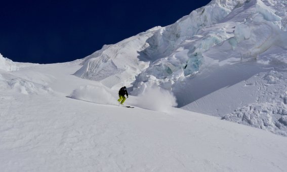 Freeride Gressoney, gletscherbruch, skifahrer, blauer himmel
