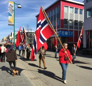 mai parade in tromsø, personen mit norwegischer flagge