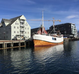 altes holzschiff im hafen von tromsø