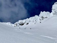 vereiste bergspitzen, mehrere skifahrer, skispuren