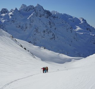 Skitouren auf den Lofoten, Gruppe im Aufstieg zum Matmora