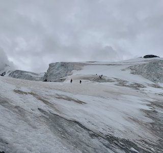 mehrere Bergsteiger auf Gletscher, Ortler, wolkig