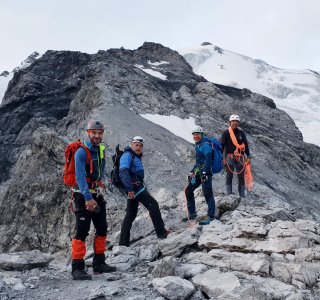 4 Bergsteiger am Seil, Hochtour, Ortler, Bergführer