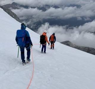 Hochtour, 3 Bergsteiger im Abstieg, Ortler, Bergführer