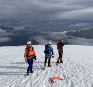 drei Bergsteiger auf Gletscher, Wolken, Hochtour, Ortler