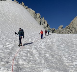 Wandergruppe am Seil auf dem Glacier Trient