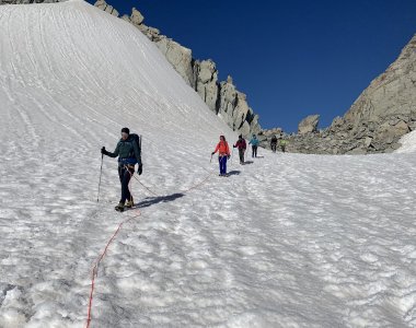 Wandergruppe am Seil auf dem Glacier Trient