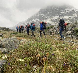 Hochtour, Bergsteiger am Weg zum Gletscher, Silvretta