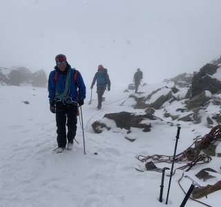 Bergführer mit Gruppe, Piz Buin, Nebel