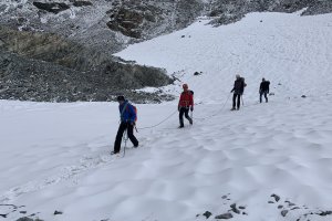 Bergführer mit Gruppe, Abstieg, Gletscher