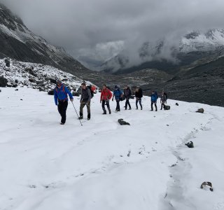 schlechtwetter einbruch-gruppe mit bergführer-gletscher