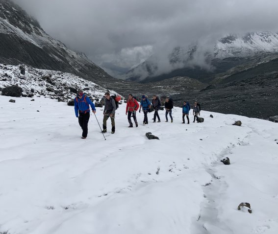 schlechtwetter einbruch-gruppe mit bergführer-gletscher