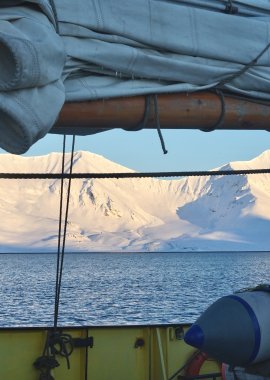 Blick vom Schiff auf die Gipfel Spitzbergens