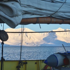 Blick vom Schiff auf die Gipfel Spitzbergens