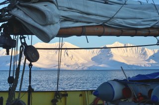 Blick vom Schiff auf die Gipfel Spitzbergens
