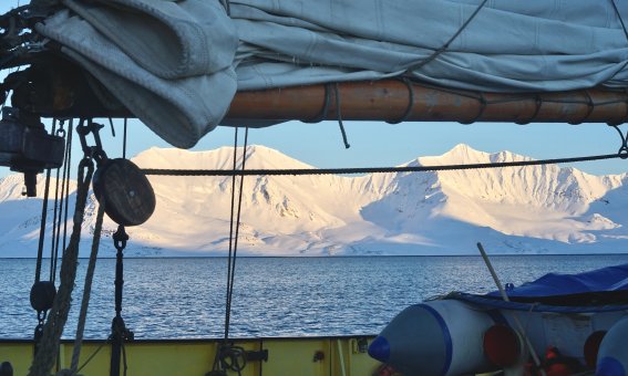 Blick vom Schiff auf die Gipfel Spitzbergens