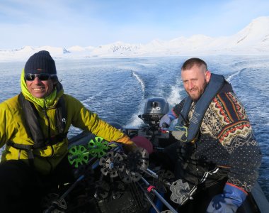 Schlauchboot mit Außenboardermotor, Übersetzten einer Skitourengruppe in Spitzbergen