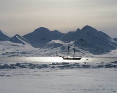 Segelschiff Nooderlicht im Abendlocht vor Spitzbergen