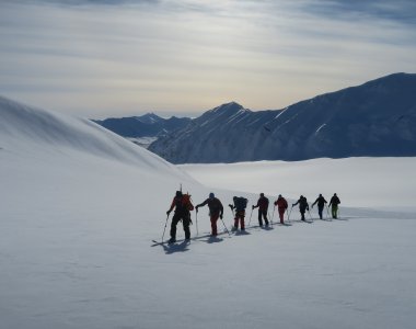Skitourengruppe im Aufstieg, Gletscher in Spitzbergen