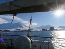 Anfahrt im Schiff auf Barensburg