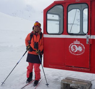 Seilbahnkabiene und Skifahrer in Ny-Ålesund, Spitzbergen