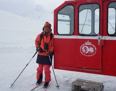 Seilbahnkabiene und Skifahrer in Ny-Ålesund, Spitzbergen