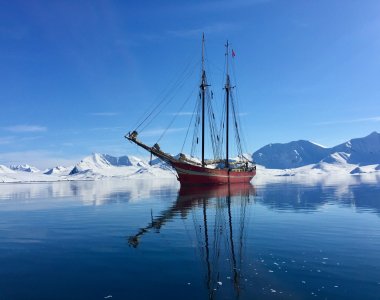 Schoner Nooderlicht liegt vor Anker, Fjord in Spitzbergen